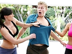 Gros cul, Grosse bite, Gros seins, Sucer une bite, Brunette brune, En levrette, 2 femmes 1 homme, De plein air