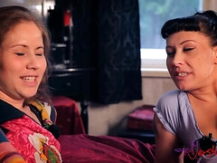 Anal, Gros cul, Gros seins, Brunette brune, Queue, Branlette thaïlandaise, Mère que j'aimerais baiser, Adolescente