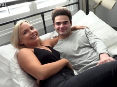 Grosser arsch, Blondine, Blasen, Handjob, Küssen, Lecken, Milf, Titten