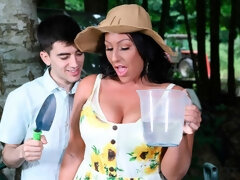 Gros seins, Sucer une bite, En levrette, Branlette thaïlandaise, Mère que j'aimerais baiser, De plein air, Rasée, Voyeur