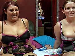 ぽっちゃり, デカパイ, ぽちゃ, グループ, 手コキする, 赤毛, 剃毛, ストッキング