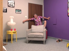 Lécher le cul, Sucer une bite, En levrette, Faciale, Doigter, Fessée, Plan cul à trois, Mouillée