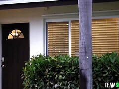 Grosser schwanz, Spermaladung, Kehlenfick, Gruppe, Handjob, Milf, Tätowierung, Flotter dreier