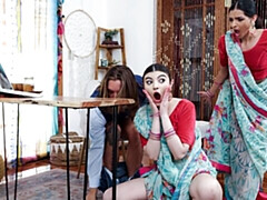 18 ans, Gros cul, Grosse bite, Sucer une bite, En levrette, 2 femmes 1 homme, Seins naturels, Nénés