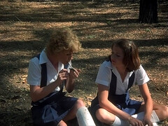 Grote kont, Bruinharig, Interraciaal, Lesbisch, Rijpe lesbienne, Openbaar, Roodharige vrouw, Trio