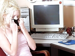 Amateur, Fétiche, Doigter, Masturbation, Bureau, Cheveux courts, Solo, Dénudage