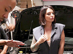 Grosse bite, Noire, Sucer une bite, Bukkaké, Tir de sperme, Faciale, Partouze, Groupe