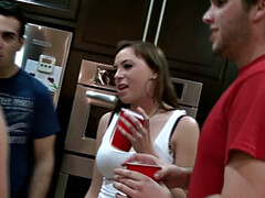 ブロンド, フェラチオ, ドレス, 顔射, キッチン, 三人