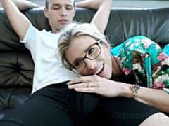 Blond, Pijpbeurt, Dubbele penetratie, Brillen, Handbeurt, Hardcore, Man man vrouw, Trio