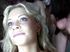 Leie, Blondine, Viele männer bespritzen eine frau, Spermaladung, Aufs gesicht abspritzen, Latina, Milf