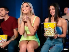 Anal, Blonde, Sucer une bite, Cocu, En levrette, Branlette thaïlandaise, Embrassement, Dénudage