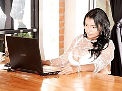 Grosser arsch, Grosse titten, Braunhaarige, Fingern, Masturbation, Milf, Entkleiden, Titten