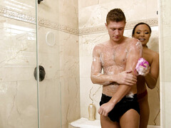 イマラチオ, 顔射, 異人種間, なめる, マッサージ, オマンコ, シャワー, 恥ずかしがりや