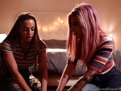 Dormitorio, Tetas grandes, Morena, Tetona, Tetas naturales, Perforación, Tatuaje, Tetas