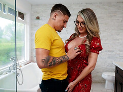 Gros seins, Sucer une bite, Lunettes, Mère que j'aimerais baiser, Chatte, Cheveux courts, Tatouage, Nénés