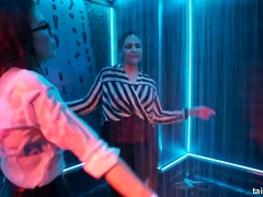 Blasen, Braunhaarige, Tanzen, Puppe, Interrassisch, Orgie, Swingers, Nass