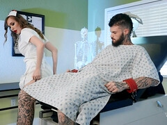 Sucer une bite, Brunette brune, En levrette, Faciale, Bâillonner, Infirmière, Cheveux courts, Uniforme