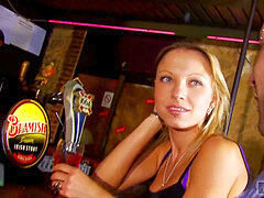 Mega gargle in einer Bar