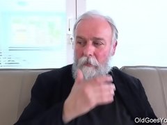 Lieveling, Europees, Hardcore, Twee staartjes, Pornster, Geschoren, Kousen, Uniformpje