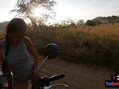 Leie, Asiatisch, Grosser arsch, Blasen, Nippel, Im freien, Pov, Thai