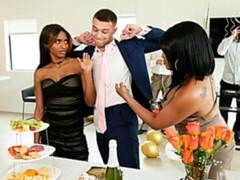 Amateur, Gros cul, Grosse bite, Gros seins, Sucer une bite, En levrette, Mère que j'aimerais baiser, Tatouage