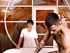 18, ぽっちゃり, フェラチオ, バック, マッサージ, 熟年, 淫乱熟女