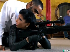 Noire, Sucer une bite, Brunette brune, Double pénétration, Partouze, Groupe, Interracial, Actrice du porno