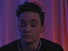 Lieveling, Grote mammen, Lesbisch, Likken, Tatoeage, Tiener, Tieten likken