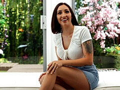 Verga grande, Tetas grandes, Mamada, Morena, Estilo perrito, Cabello corto, Flaco, Tetas