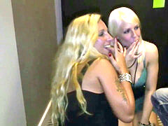 Mutter und Stief-Tochter ficken fremde Typen nach party