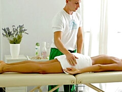 Grosser arsch, Blasen, Braunhaarige, Hundestellung, Massage, Natürlichen titten, Rasiert, Titten