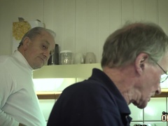 フェラチオ, 指いじり, 手コキする, キッチン, メイド, 自然山雀, ゴックンする, ティーン