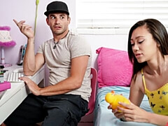 Asiatique, Grosse bite, Sucer une bite, Éjaculation interne, En levrette, Léchez, Chatte, Rasée