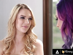 18 jaar, Grote mammen, Rondborstig, Rijpe lesbienne, Moeder die ik wil neuken, Moeder, Tiener, Tieten likken