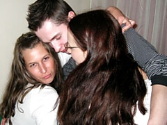 Slaapkamer, Grote lul, Grote mammen, Pijpbeurt, Hondjeshouding, 1 man 2 vrouwen, Mager, Tiener