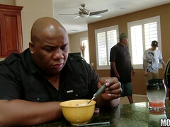 Schwarz, Blasen, Aufs gesicht abspritzen, Interrassisch, Lecken, Reif, Milf, Muschi