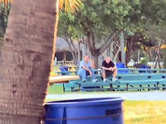 Naakte man aangeklede vrouw