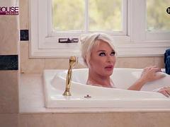 Grosse titten, Blondine, Lecken, Reif, Milf, Dusche, Erotischer film, Titten
