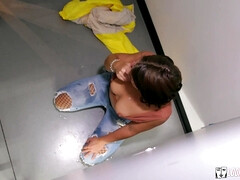 Amerikanisch, Blasen, Braunhaarige, Handjob, Hardcore, Realität, Kurzes haar, Toilette