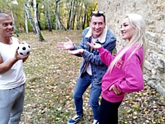 18 ans, Gros cul, Grosse bite, Sucer une bite, En levrette, Seins naturels, Adolescente, Nénés