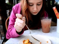 En gros plan de très près, Dansant, Extrême, Pénétrer avec le poing, Béant, Masturbation, Orgasme, Public