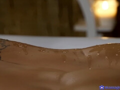 Gros seins, Fille latino, Lesbienne, Léchez, Nue  à poil, Seins naturels, Tatouage, Nénés