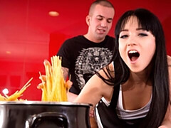 Grosser arsch, Grosser schwanz, Blasen, Braunhaarige, Hundestellung, Natürlichen titten, Jungendliche (18+), Titten