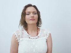 Gros seins, Sucer une bite, Brunette brune, Attrapée, Branlette thaïlandaise, Mature, Cheveux courts, Belle mère