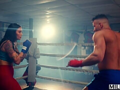 Asiatisch, Grosser arsch, Grosse titten, Blasen, Braunhaarige, Hundestellung, Sporthalle, Milf