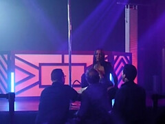 Grosse titten, Stiefel, Braunhaarige, Weibliche domination, Latex, Piercing, Tätowierung, Tanga