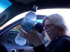 Sucer une bite, Éjaculation interne, Gorge profonde, Grossier, Lunettes, Orgasme, Suçant, Allumeuse