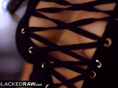 Gros cul, Brunette brune, 2 femmes 1 homme, Interracial, Fille latino, Léchez, Chatte, Chevaucher