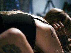 Arsch, Blondine, Braunhaarige, Lesbisch, Lecken, Piercing, Muschi, Titten