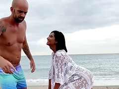 Nana, Plage, Sucer une bite, Brunette brune, Éjaculation interne, Queue, De plein air, Public